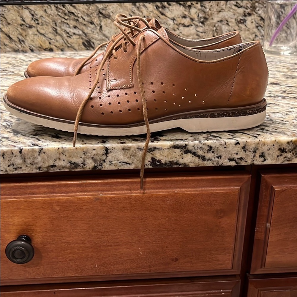 Men’s Clarks shoe. Size 8.5. Lace-up. Light brown/tan.